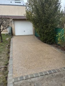 Allée de garage en béton désactivé beige à Villejust