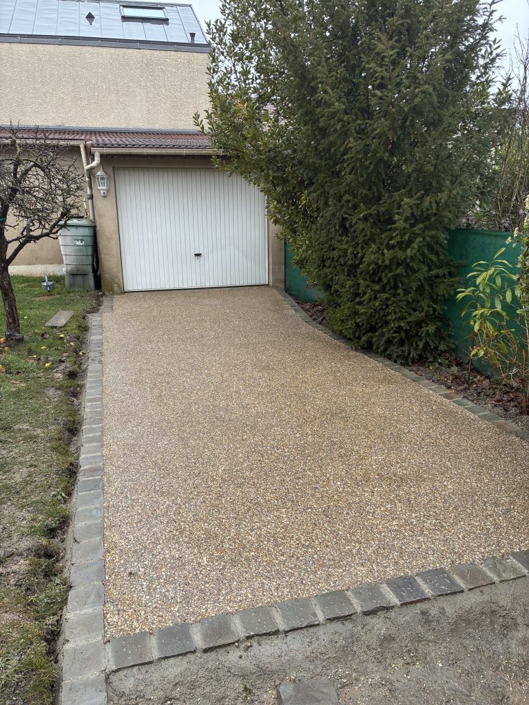 Allée de garage en béton désactivé beige à Villejust