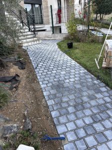 Allée piétonne en pavés gris en Essonne