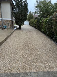 Parking en béton désactivé avec bordures pierre à Villejust
