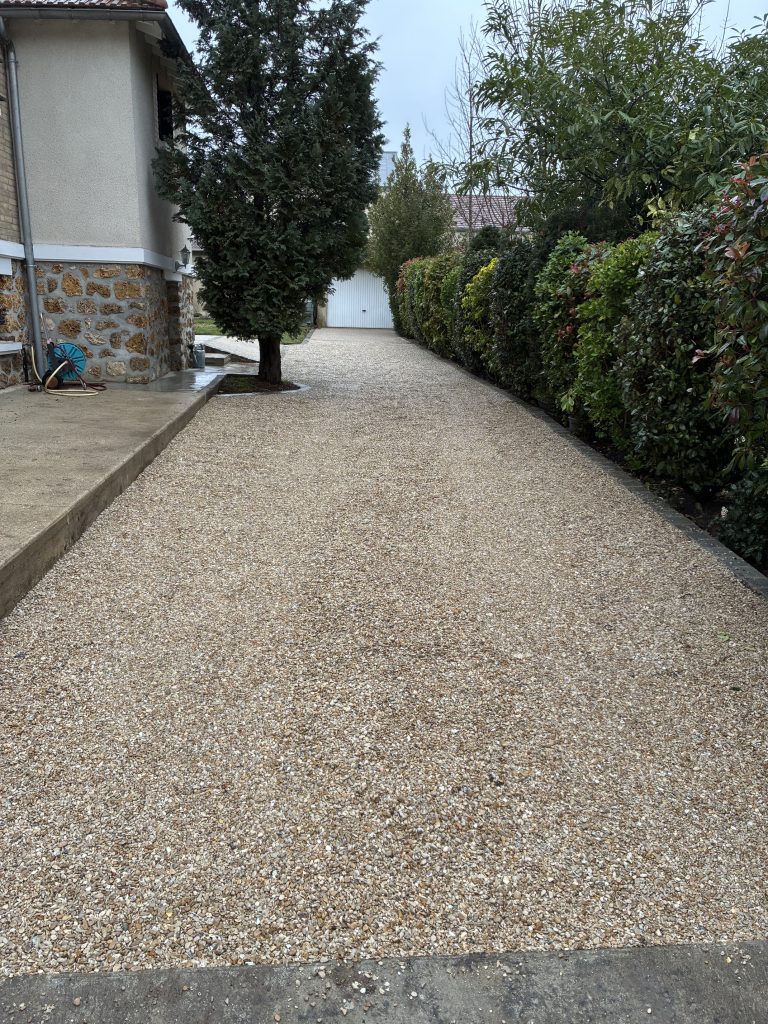 Parking en béton désactivé avec bordures pierre à Villejust