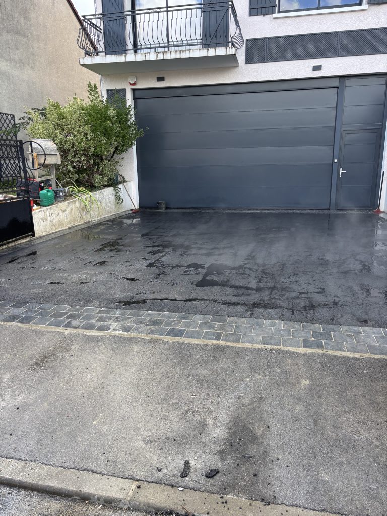 Parking en enrobé noir devant garage en Essonne